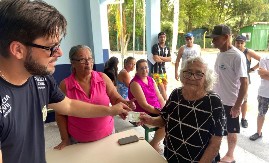 PCPR realiza entrega de mais de 260 carteiras de identidade na Ilha do Mel