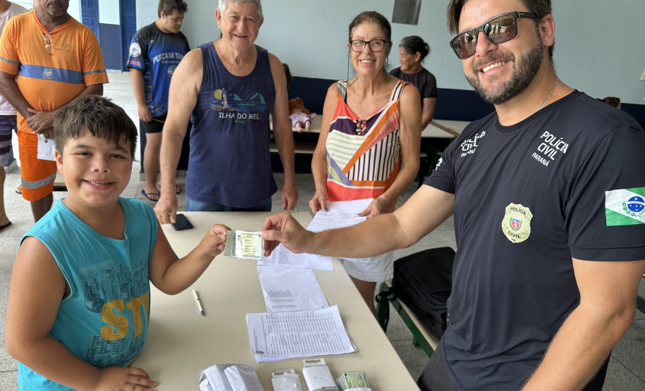 PCPR realiza entrega de mais de 260 novas carteiras de identidade na Ilha do Mel