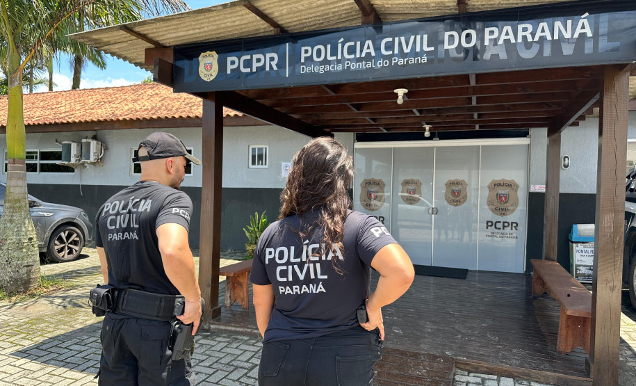 Policiais na delegacia