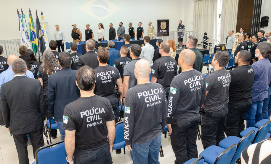 PCPR realiza entrega de medalhas de serviço policial para servidores de Paranaguá