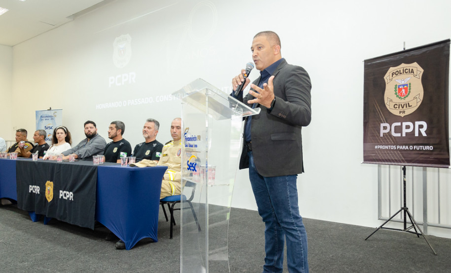 PCPR realiza entrega de medalhas de serviço policial para servidores de Paranaguá