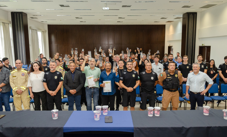 PCPR realiza entrega de medalhas de serviço policial para servidores de Paranaguá