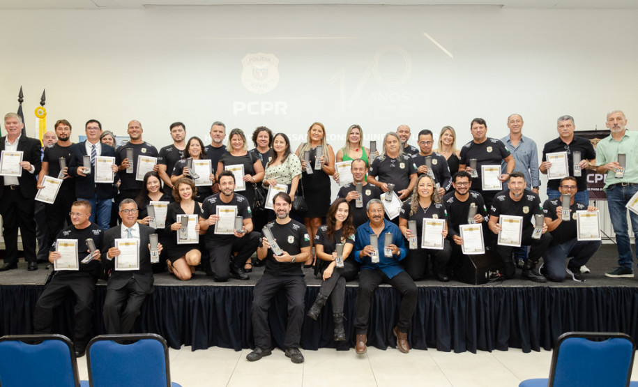 PCPR realiza entrega de medalhas de serviço policial para servidores de Paranaguá