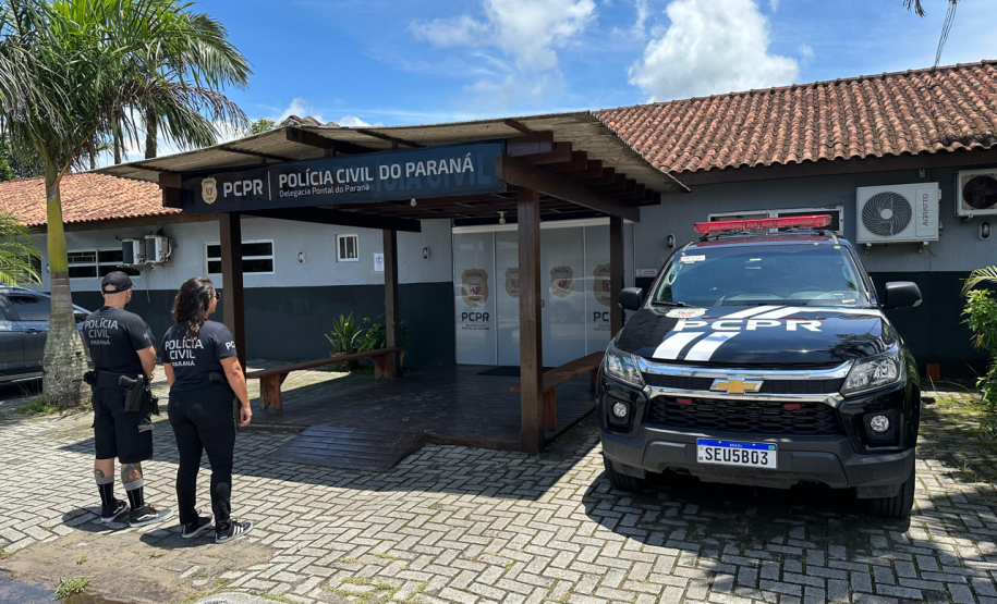Dois policiais em frente à delegacia