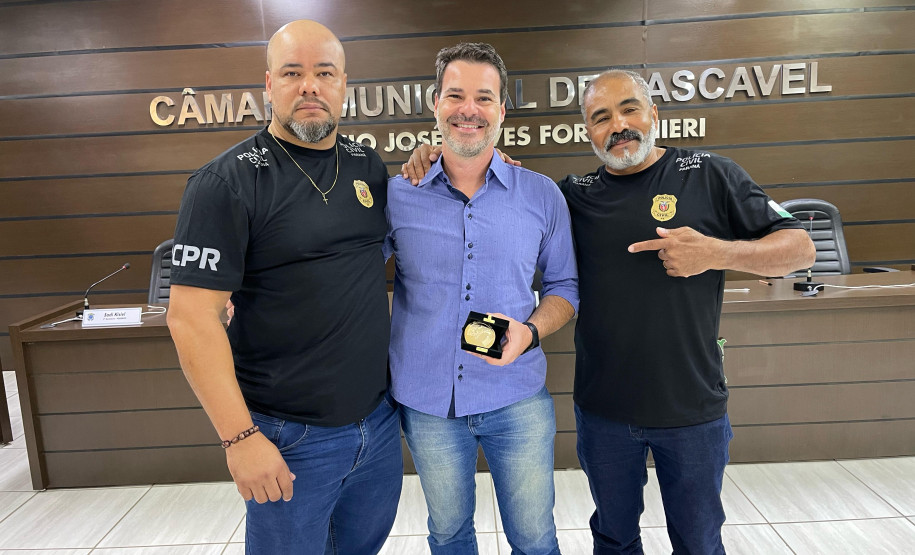 Policial Civil da PCPR recebe medalha de honra ao mérito em Cascavel