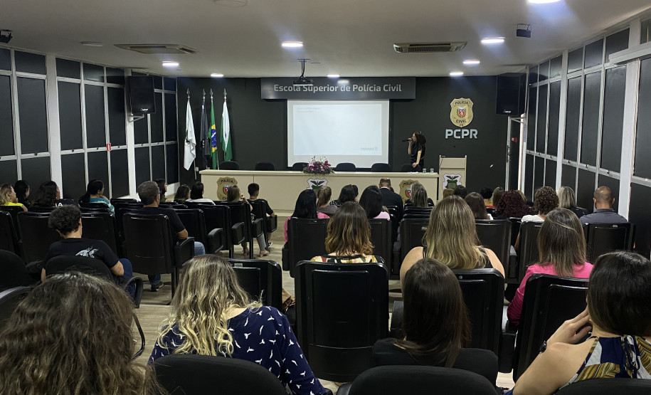 PCPR ministra palestra alusiva ao Dia Internacional da Mulher para 200 servidores em Curitiba