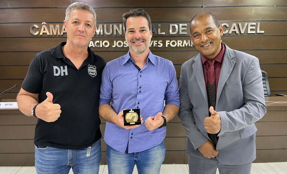 Policial Civil da PCPR recebe medalha de honra ao mérito em Cascavel