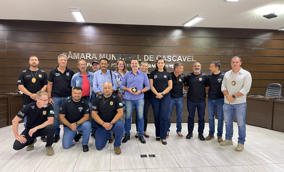 Policial Civil da PCPR recebe medalha de honra ao mérito em Cascavel