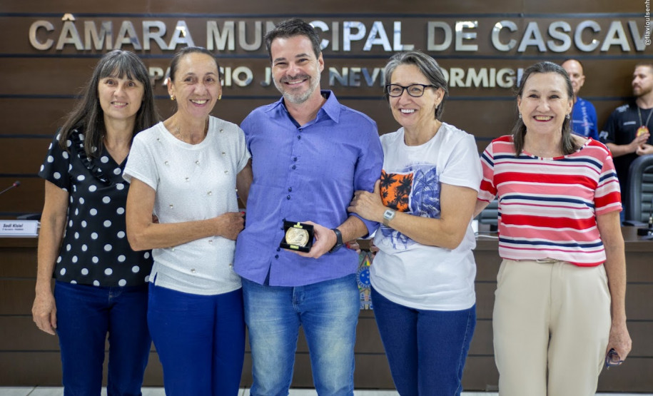 Policial Civil da PCPR recebe medalha de honra ao mérito em Cascavel