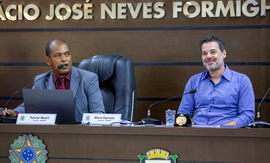 Policial Civil da PCPR recebe medalha de honra ao mérito em Cascavel