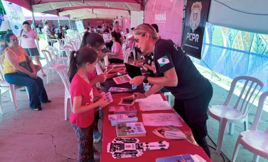 PCPR na Comunidade leva serviços de polícia judiciária para mais de 1,9 mil pessoas em Pinhais e Foz do Iguaçu