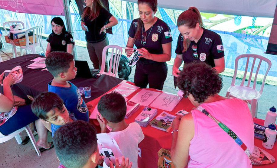 PCPR na Comunidade leva serviços de polícia judiciária para mais de 1,9 mil pessoas em Pinhais e Foz do Iguaçu