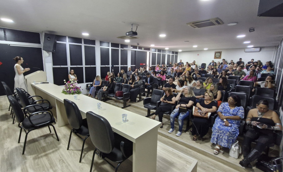 PCPR ministra palestra alusiva ao Dia Internacional da Mulher para 200 servidores em Curitiba