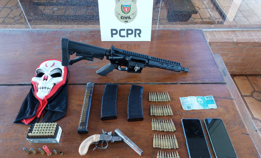 PCPR cumpre buscas em Sabáudia e Arapongas e prende em flagrante homem com fuzil, colete balístico e munições