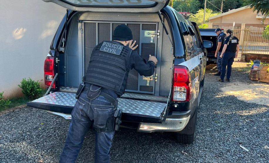 PCPR cumpre buscas em Sabáudia e Arapongas e prende em flagrante homem com fuzil, colete balístico e munições
