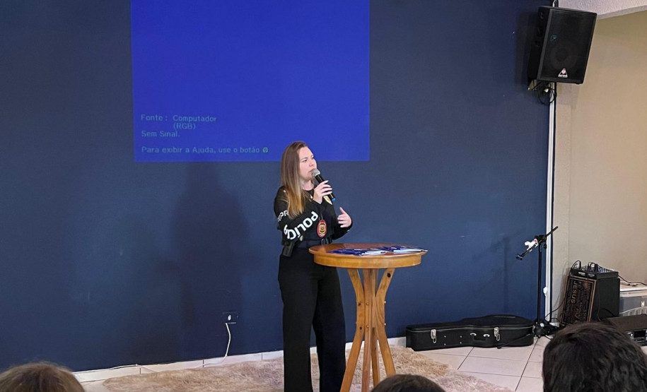 PCPR ministra palestra sobre violência doméstica para 100 alunos em Piraquara   A Polícia Civil do Paraná (PCPR) ministrou uma palestra para 100 alunos sobre atendimento da polícia judiciária nos casos de violência doméstica. A ação aconteceu na Escola Estadual Professor Iedo Nespolo, em Piraquara, na Região Metropolitana de Curitiba, nesta segunda-feira (22).  A palestra faz parte da Operação Mulher Segura que acontece em todo o Estado e contou com apoio da Policia Militar do Paraná (PMPR) e o conselho da