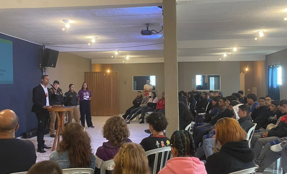 PCPR ministra palestra sobre violência doméstica para 100 alunos em Piraquara   A Polícia Civil do Paraná (PCPR) ministrou uma palestra para 100 alunos sobre atendimento da polícia judiciária nos casos de violência doméstica. A ação aconteceu na Escola Es