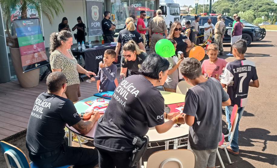 PCPR na Comunidade leva serviços para mais de 3,2 mil pessoas em Paranaguá, Palmas e Curitiba