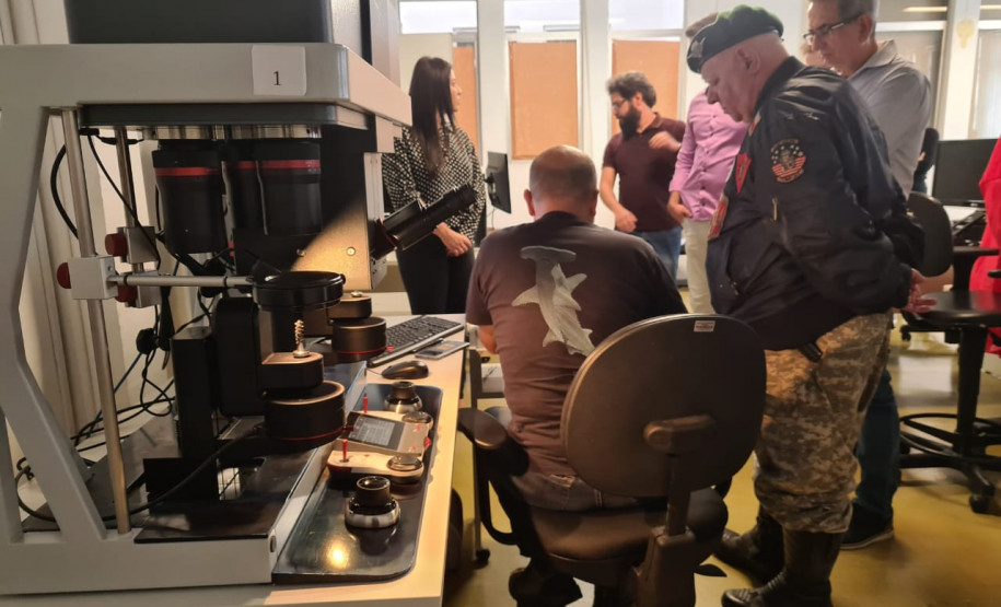 Policiais visitam Instituto de Criminalística para aperfeiçoamento técnico em balística forense