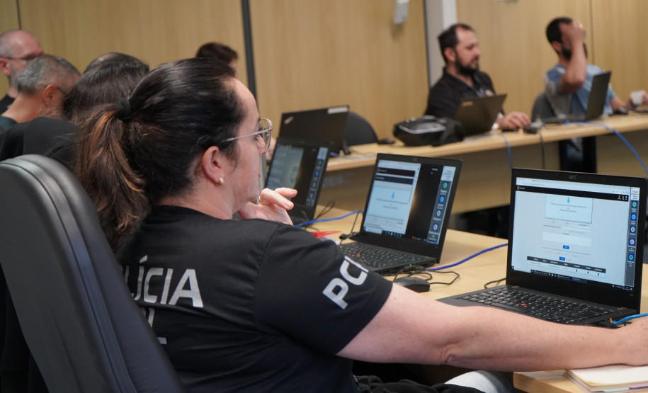 Policiais civis participam de habilitação em Sistema Automatizado de Identificação Biométrica em Curitiba