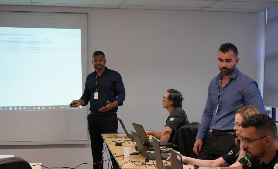 Policiais civis participam de habilitação em Sistema Automatizado de Identificação Biométrica em Curitiba