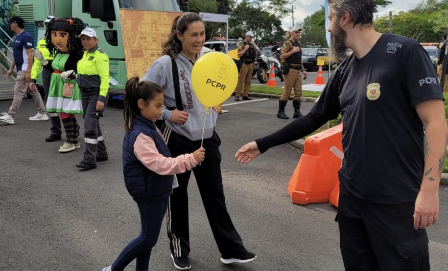 PCPR leva orientações sobre o Maio Amarelo para a população de Curitiba e Maringá