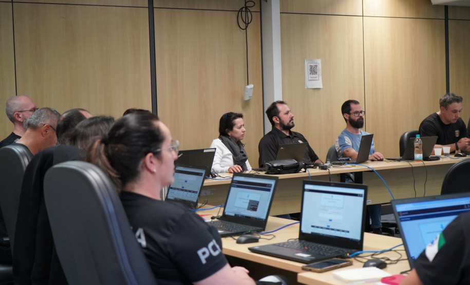 Policiais civis participam de habilitação em Sistema Automatizado de Identificação Biométrica em Curitiba