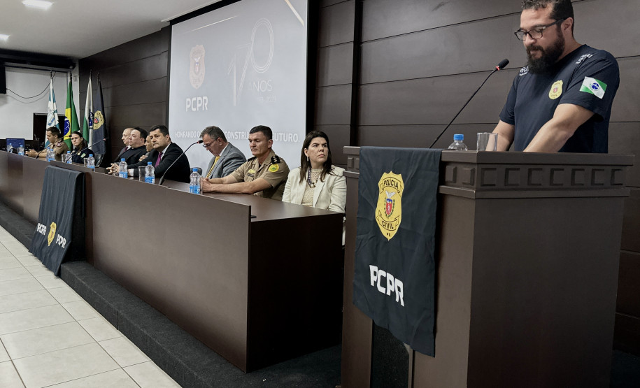 PCPR realiza entrega de medalhas de serviço policial para servidores em Foz do Iguaçu
