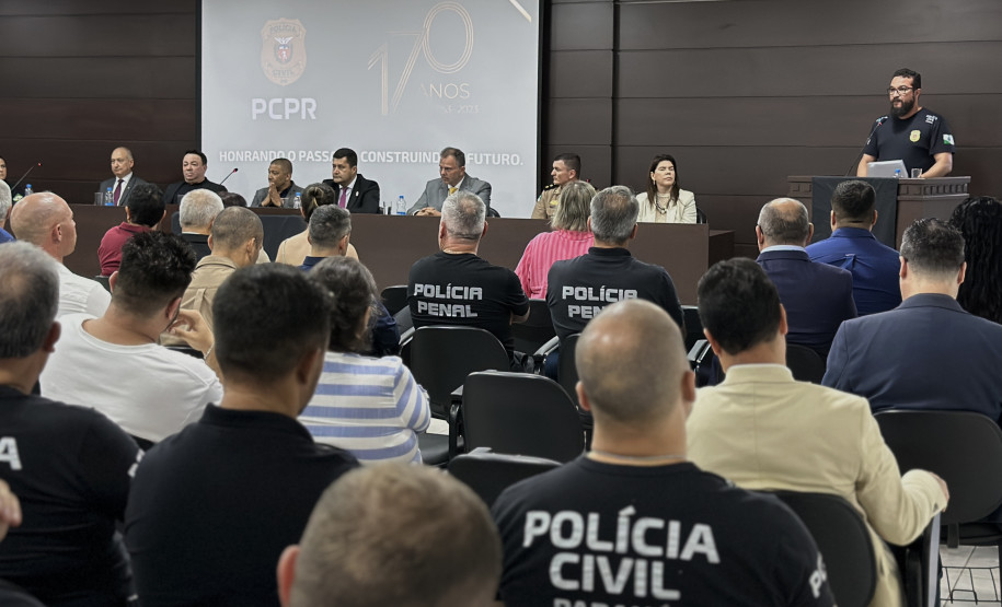 PCPR realiza entrega de medalhas de serviço policial para servidores em Foz do Iguaçu