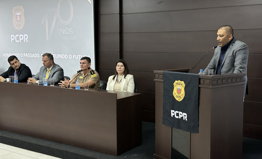 PCPR realiza entrega de medalhas de serviço policial para servidores em Foz do Iguaçu