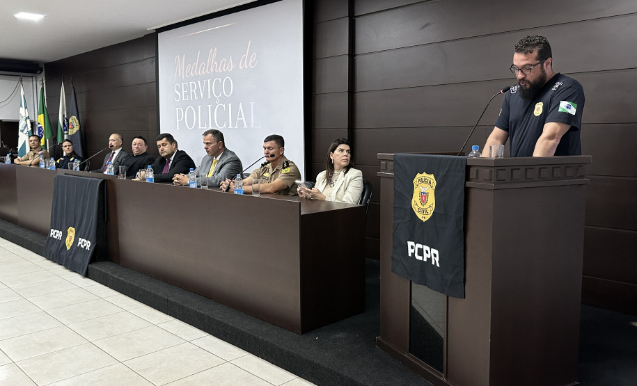 PCPR realiza entrega de medalhas de serviço policial para servidores em Foz do Iguaçu