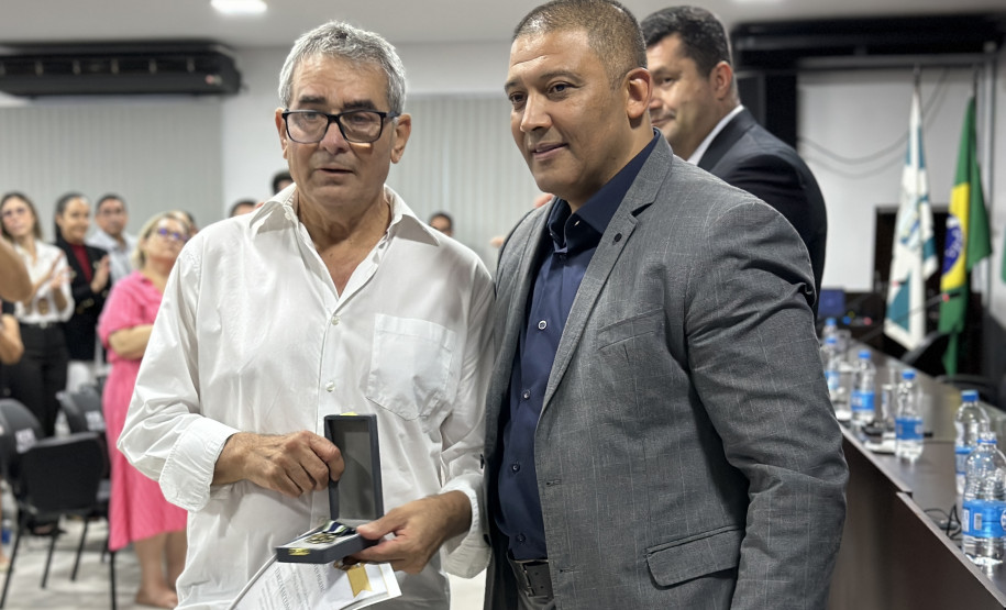 PCPR realiza entrega de medalhas de serviço policial para servidores em Foz do Iguaçu