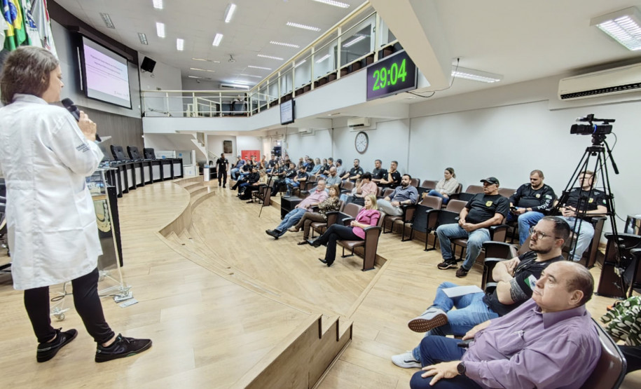 Policiais civis participam de palestra de programa de saúde mental em Campo Mourão