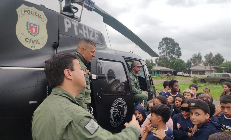 Policiais civis fazem pouso no RS e atendem crianças de Associação de Amparo em Vacaria