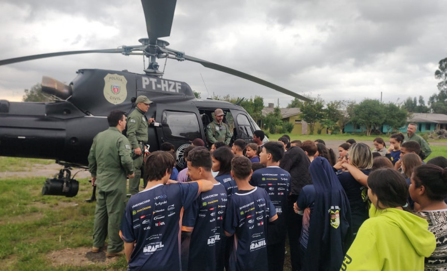 Policiais civis fazem pouso no RS e atendem crianças de Associação de Amparo em Vacaria