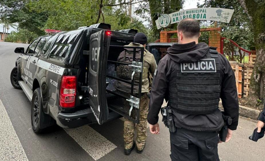 PCPR faz doação de fardos de água para abrigo em Porto Alegre