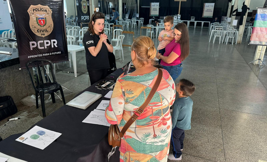 PCPR na Comunidade leva serviços de polícia judiciária e exposições para mais de 1,2 mil pessoas em Tijucas do Sul e Uraí