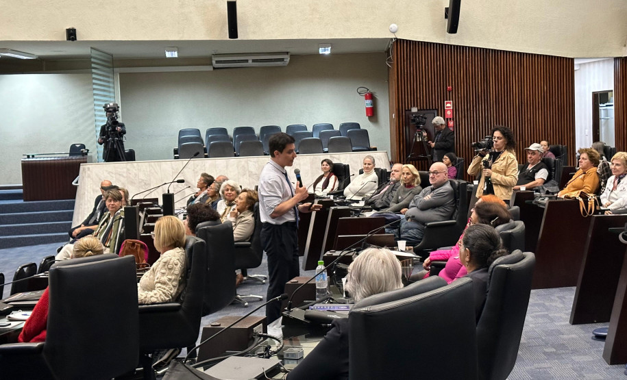 PCPR e Celepar ministram curso para 50 idosos sobre o uso seguro e consciente da internet