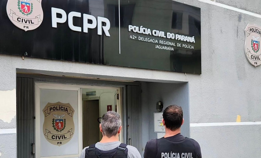 Polícia Civil do Paraná (PCPR) prendeu dois homens que estavam foragidos por diferentes crimes. Eles foram capturados nesta segunda-feira (17) em Jaguariaíva, na região dos Campos Gerais.