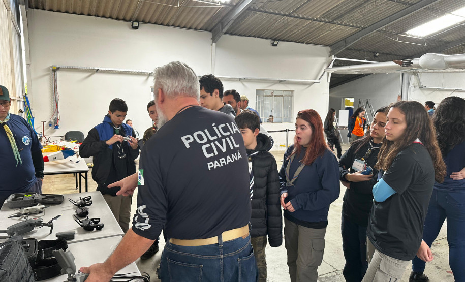 PCPR na Comunidade ministra aula de Vant e aeromodelismo para escoteiros