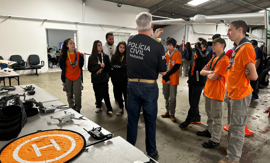 PCPR na Comunidade ministra aula de Vant e aeromodelismo para escoteiros