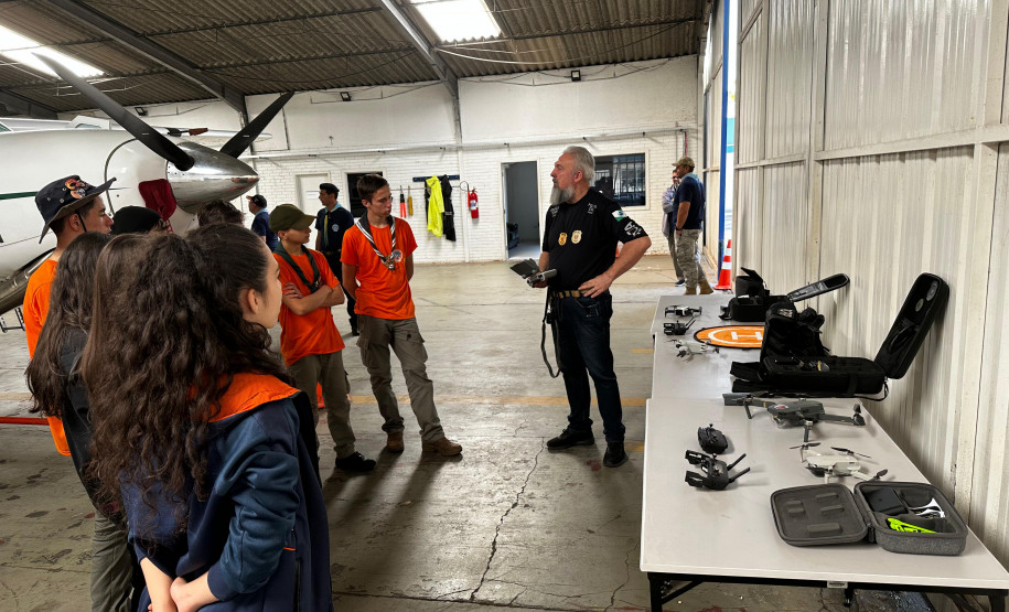 PCPR na Comunidade ministra aula de Vant e aeromodelismo para escoteiros