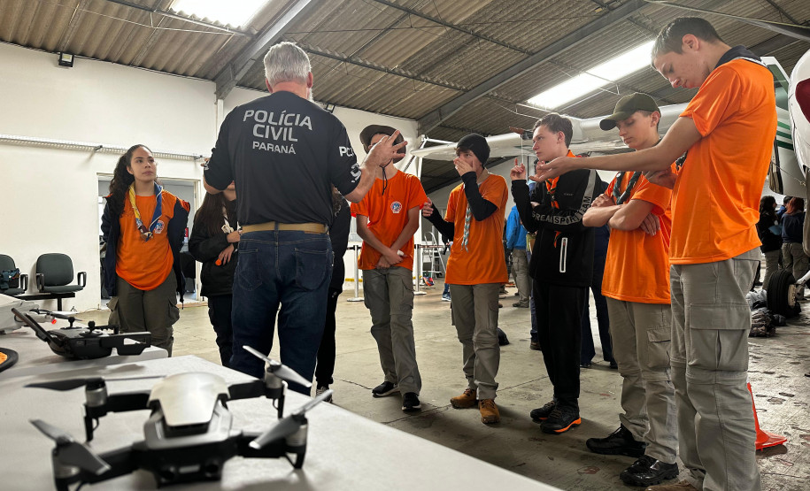 PCPR na Comunidade ministra aula de Vant e aeromodelismo para escoteiros