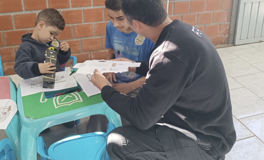 A Polícia Civil do Paraná (PCPR) levou serviços de polícia judiciária e exposição para mais de 250 pessoas durante eventos do PCPR na Comunidade que aconteceram de sexta-feira (31) sábado (1) em Curitiba e Colombo, na Região Metropolitana de Curitiba.