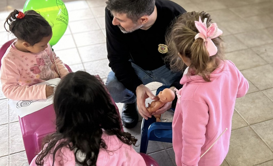 A Polícia Civil do Paraná (PCPR) levou serviços de polícia judiciária e exposição para mais de 250 pessoas durante eventos do PCPR na Comunidade que aconteceram de sexta-feira (31) sábado (1) em Curitiba e Colombo, na Região Metropolitana de Curitiba.