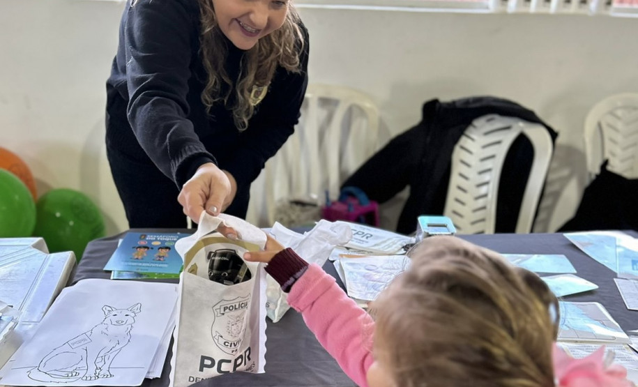 A Polícia Civil do Paraná (PCPR) levou serviços de polícia judiciária e exposição para mais de 250 pessoas durante eventos do PCPR na Comunidade que aconteceram de sexta-feira (31) sábado (1) em Curitiba e Colombo, na Região Metropolitana de Curitiba.