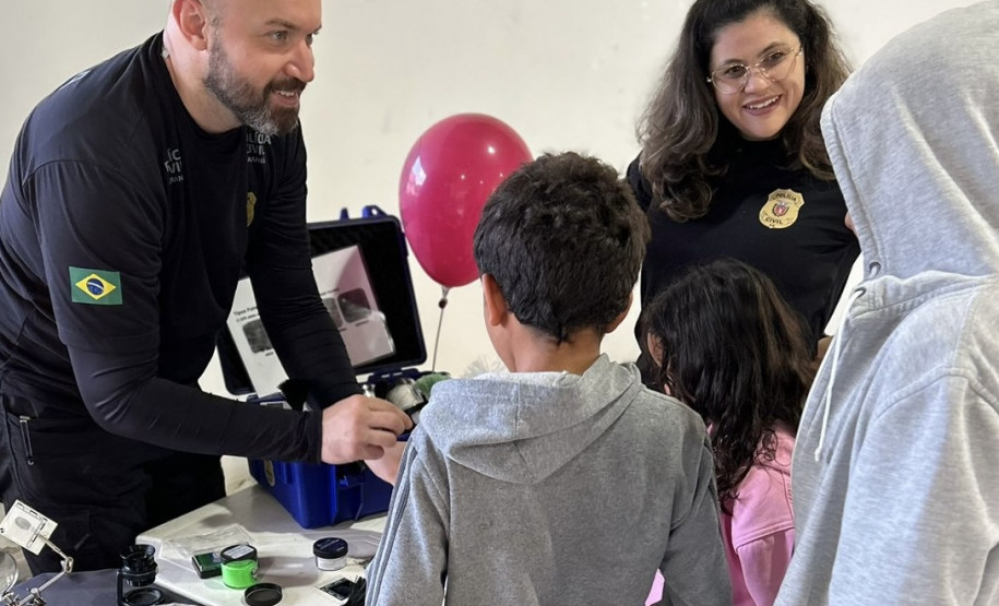 A Polícia Civil do Paraná (PCPR) levou serviços de polícia judiciária e exposição para mais de 250 pessoas durante eventos do PCPR na Comunidade que aconteceram de sexta-feira (31) sábado (1) em Curitiba e Colombo, na Região Metropolitana de Curitiba.