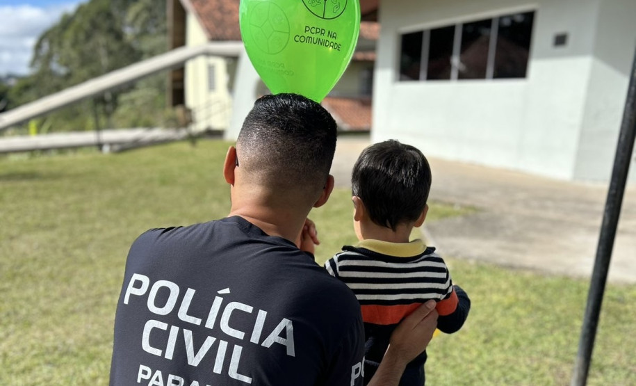 A Polícia Civil do Paraná (PCPR) levou serviços de polícia judiciária e exposição para mais de 250 pessoas durante eventos do PCPR na Comunidade que aconteceram de sexta-feira (31) sábado (1) em Curitiba e Colombo, na Região Metropolitana de Curitiba.