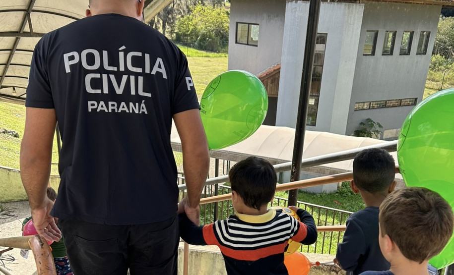 A Polícia Civil do Paraná (PCPR) levou serviços de polícia judiciária e exposição para mais de 250 pessoas durante eventos do PCPR na Comunidade que aconteceram de sexta-feira (31) sábado (1) em Curitiba e Colombo, na Região Metropolitana de Curitiba.