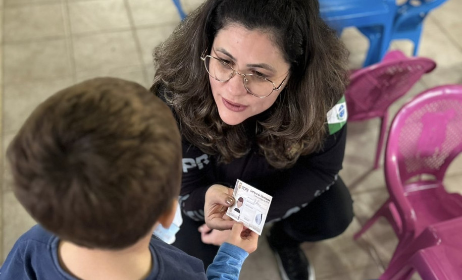A Polícia Civil do Paraná (PCPR) levou serviços de polícia judiciária e exposição para mais de 250 pessoas durante eventos do PCPR na Comunidade que aconteceram de sexta-feira (31) sábado (1) em Curitiba e Colombo, na Região Metropolitana de Curitiba.